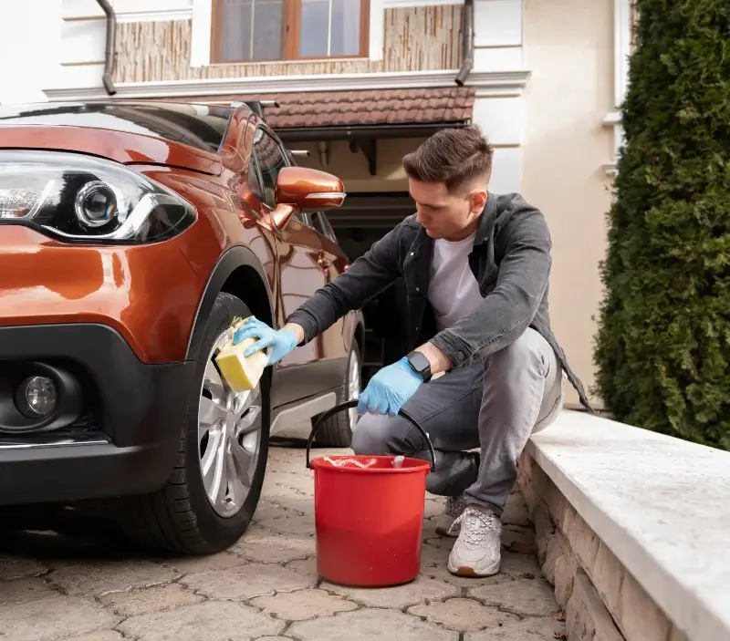 Lavage auto à domicile Orvilliers-Saint-Julien : professionnel intervenant sur un véhicule